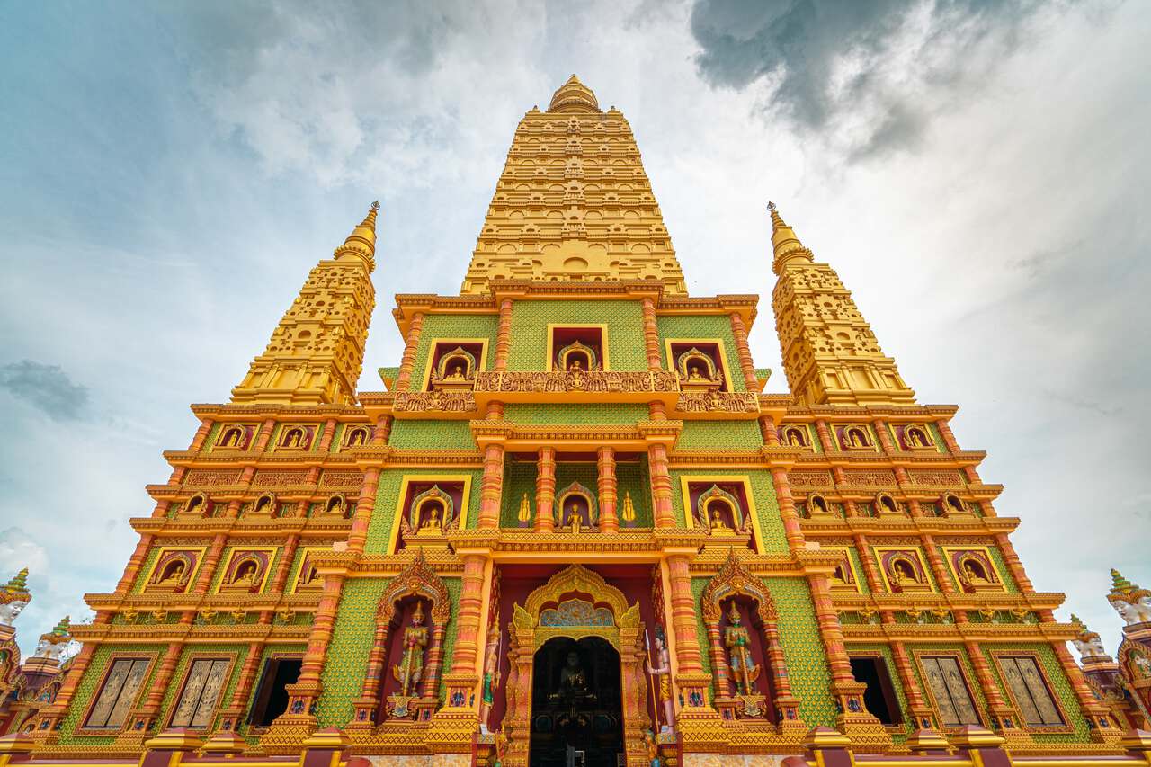 Chùa vàng hindu tại Wat Bang Thong ở Krabi