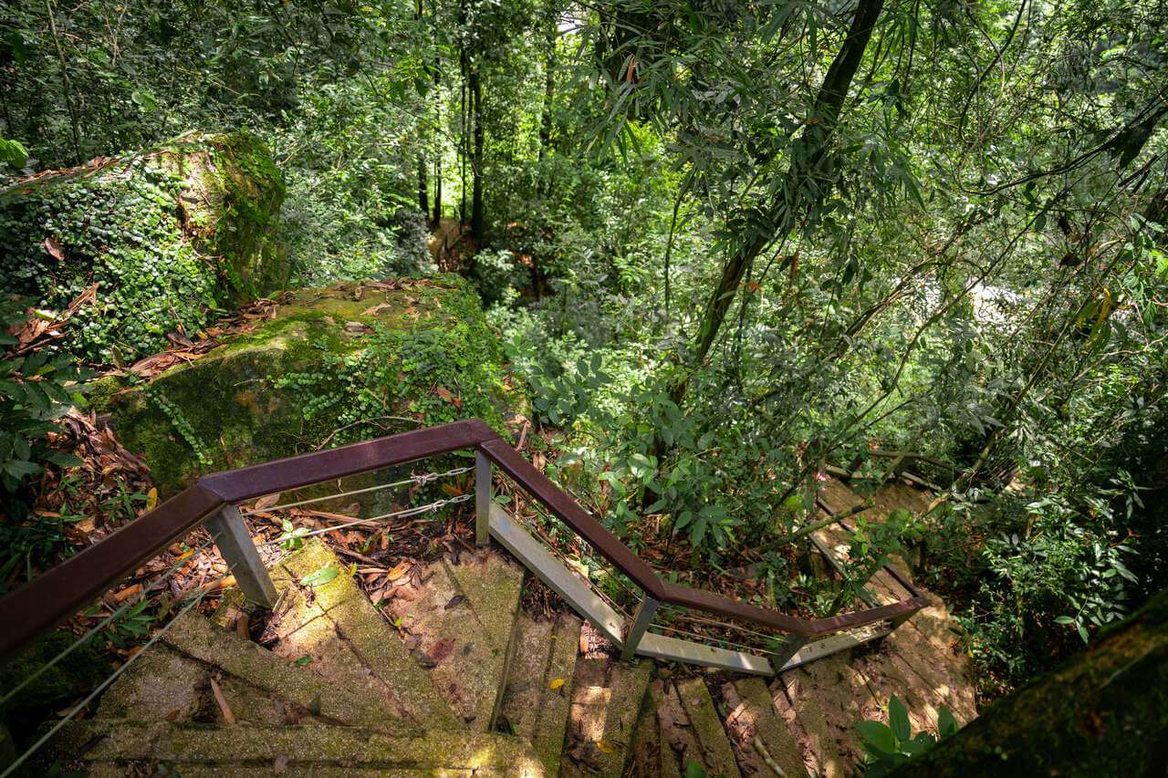Cầu thang xuống thác Krungching ở Nakhon Si Thammarat