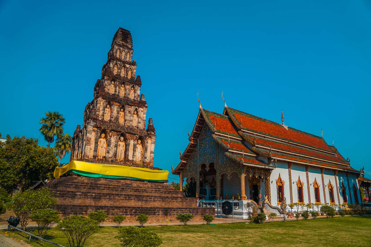Bảo tháp cổ của Wat Chammathewi ở Lamphun, Thái Lan.