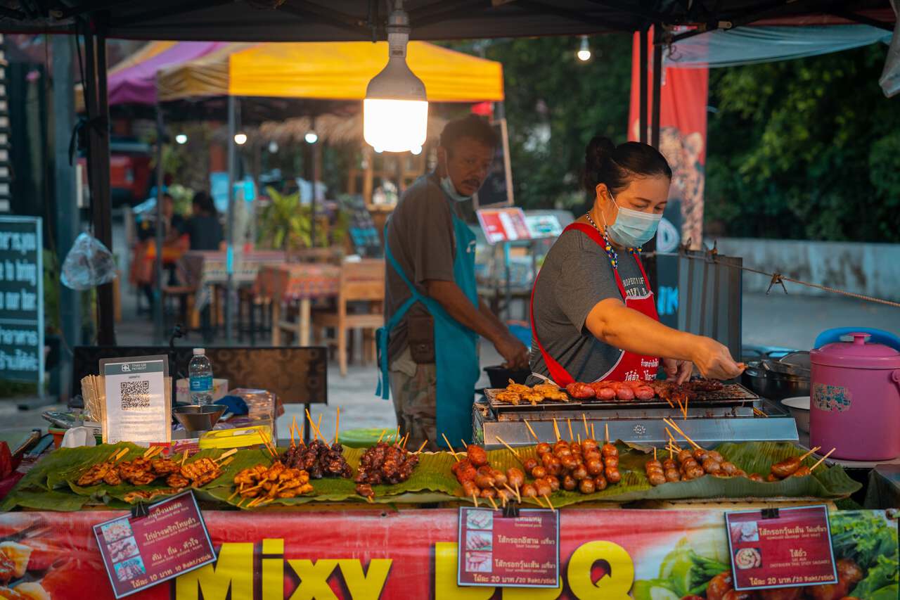 Người dân địa phương bán đồ ăn ở chợ đêm Krabi