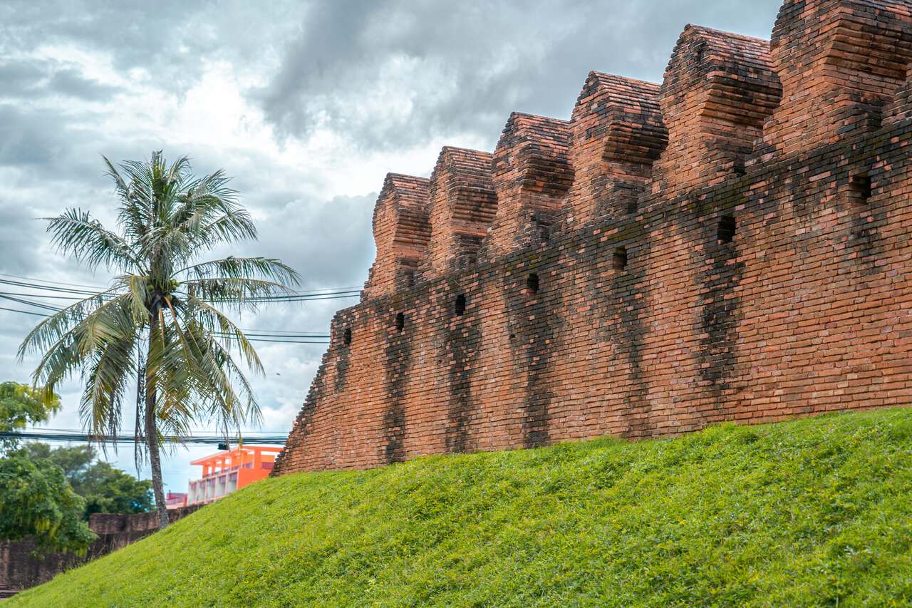 Những bức tường cổ ở Nakhon Si Thammarat