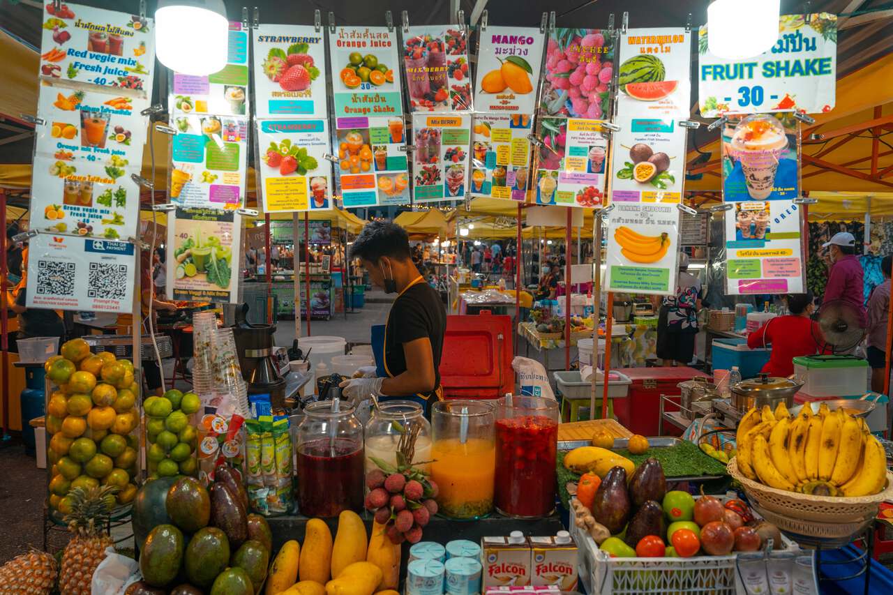 Gian hàng nước trái cây tươi ở chợ đêm Krabi