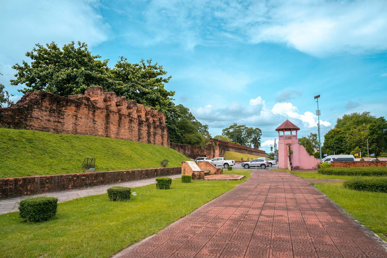 Công viên bao quanh Bức tường cổ ở Nakhon Si Thammarat