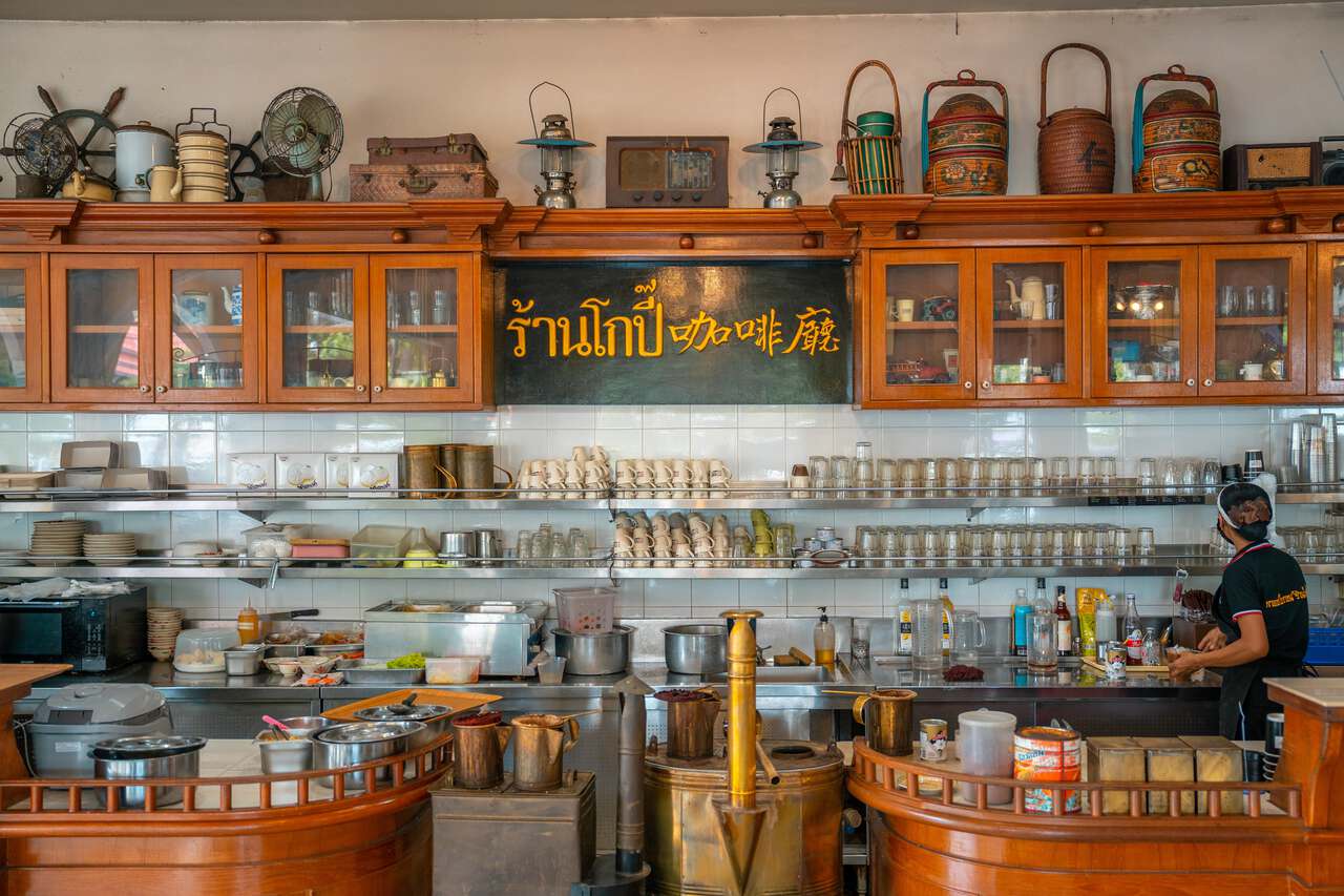 Khu vực quầy bar tại nhà hàng Kopitiam ở Nakhon Si Thammarat