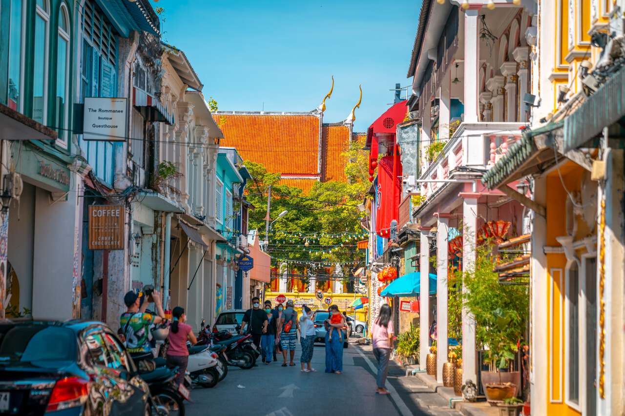 Con đường dẫn đến một ngôi chùa ở phố cổ Phuket