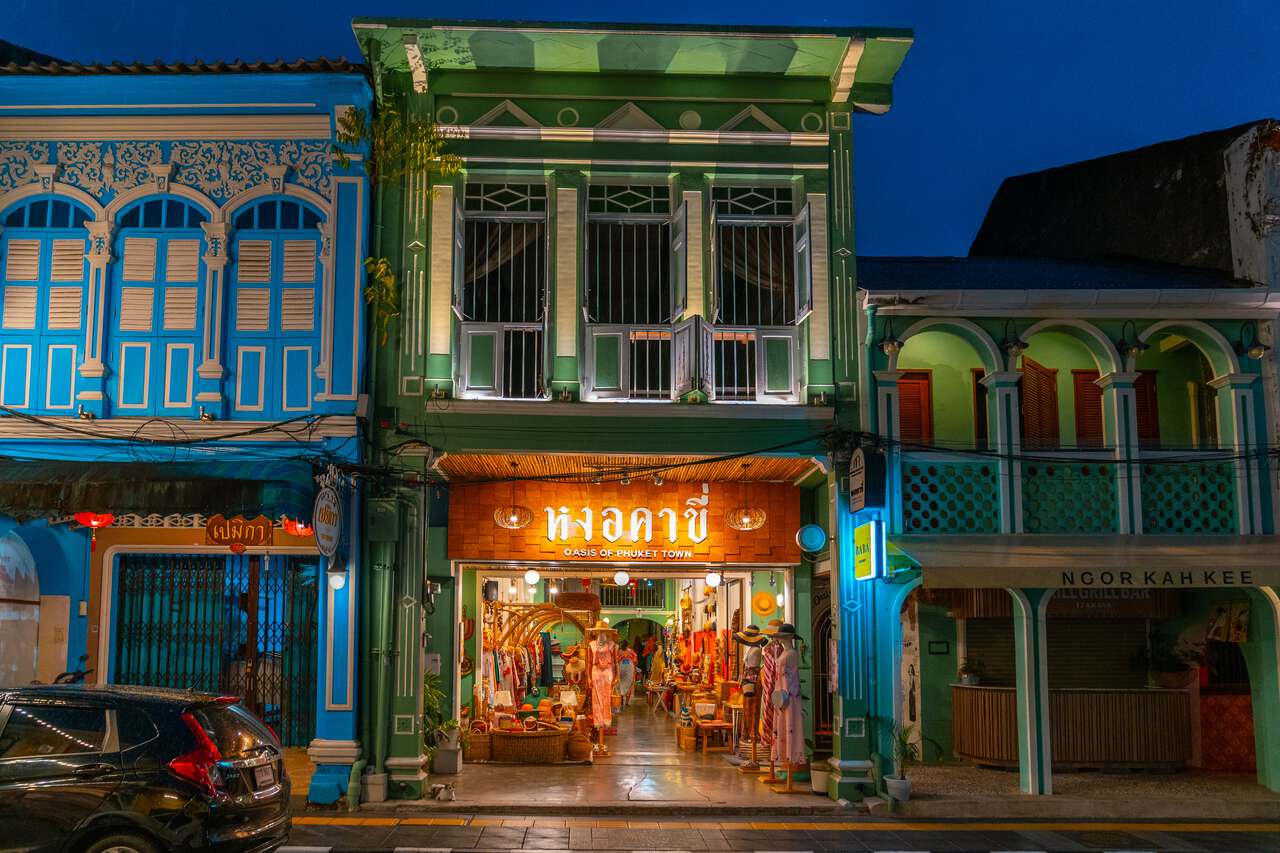 Những ngôi nhà thuộc địa đầy màu sắc ở Phố cổ Phuket về đêm