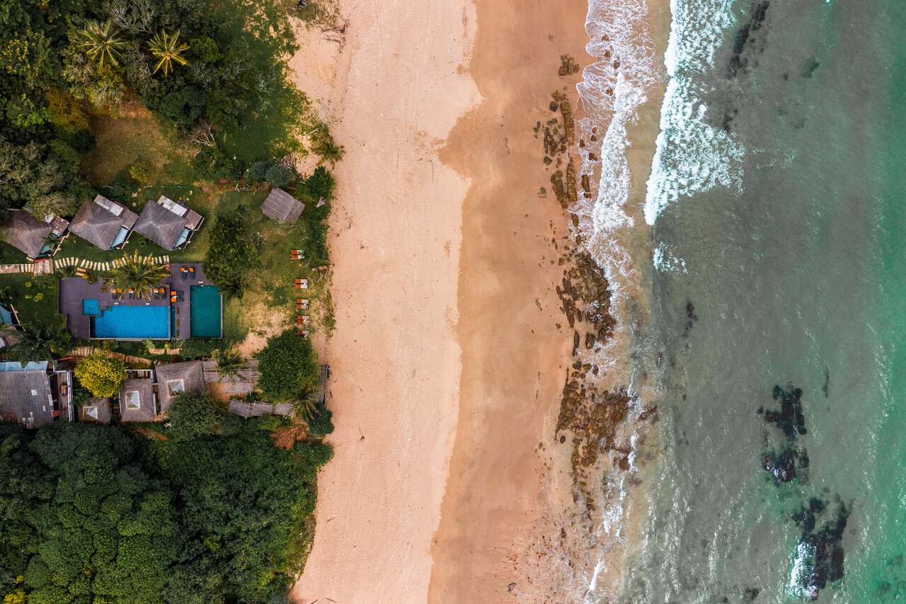 Một khu nghỉ dưỡng tại bãi biển Bamboo nhìn từ trên cao ở Ko Lanta