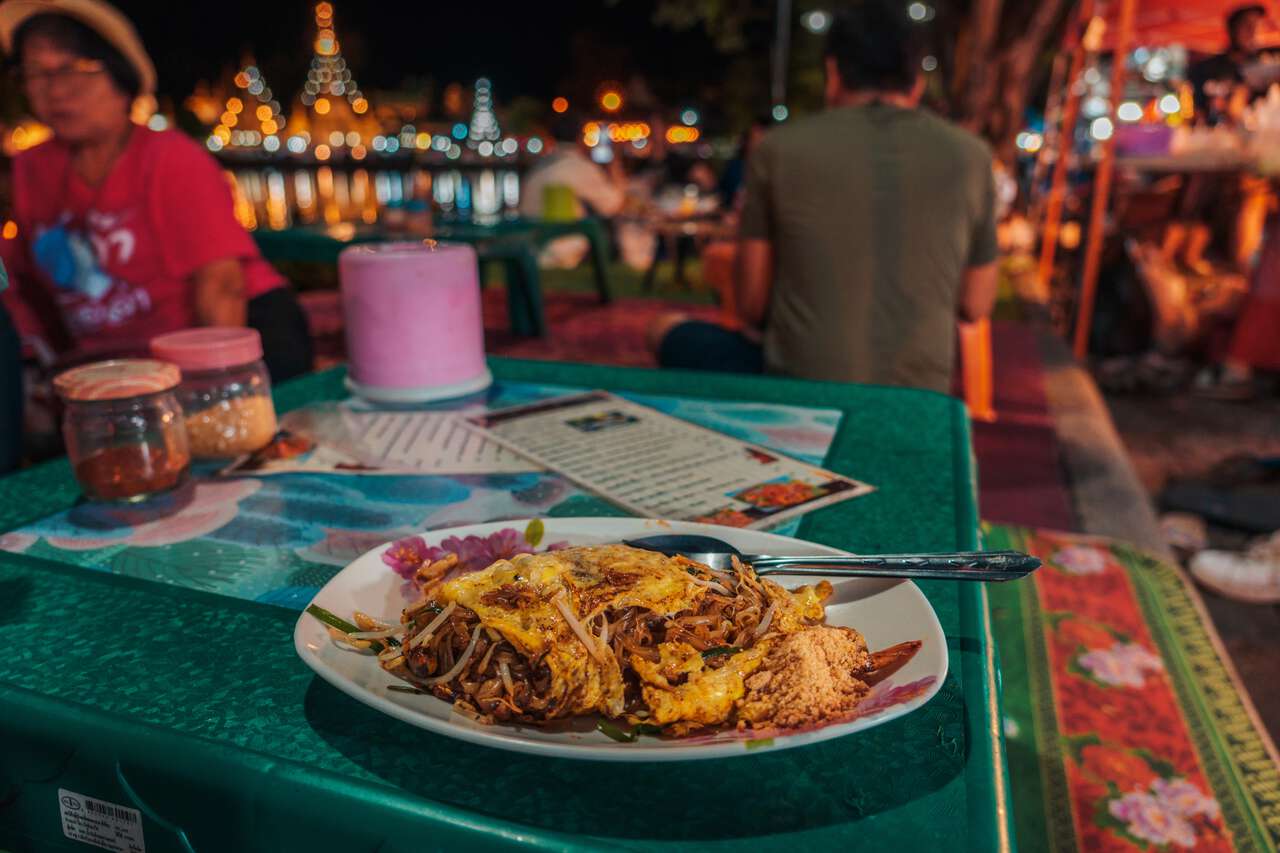 Pad Thái trên bàn tại một xe thức ăn đường phố ở Mae Hong Son, Thái Lan