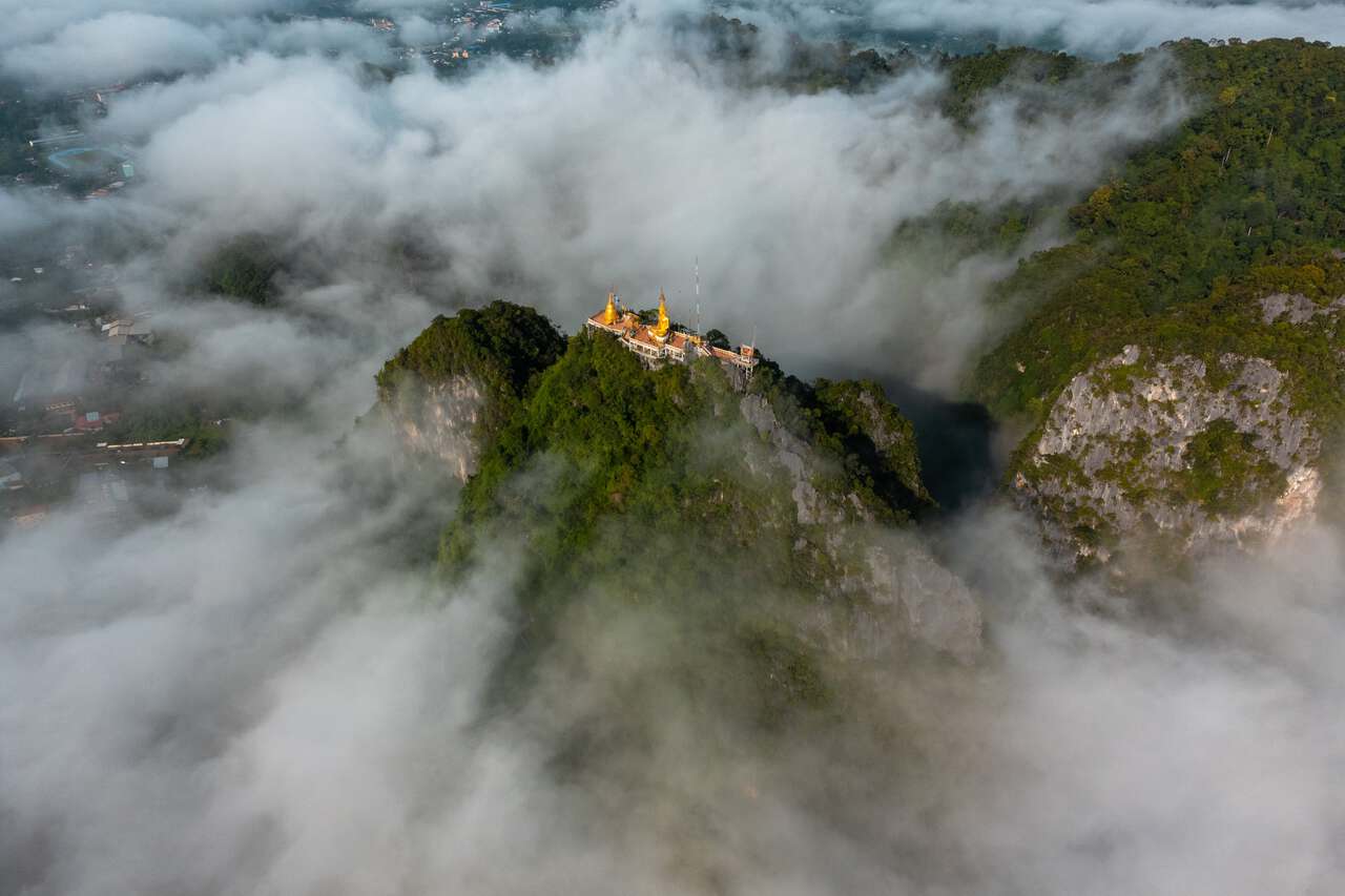 Một cảnh quay từ trên không của điểm quan sát Wat Tham Suea được bao quanh bởi biển sương mù ở Krabi