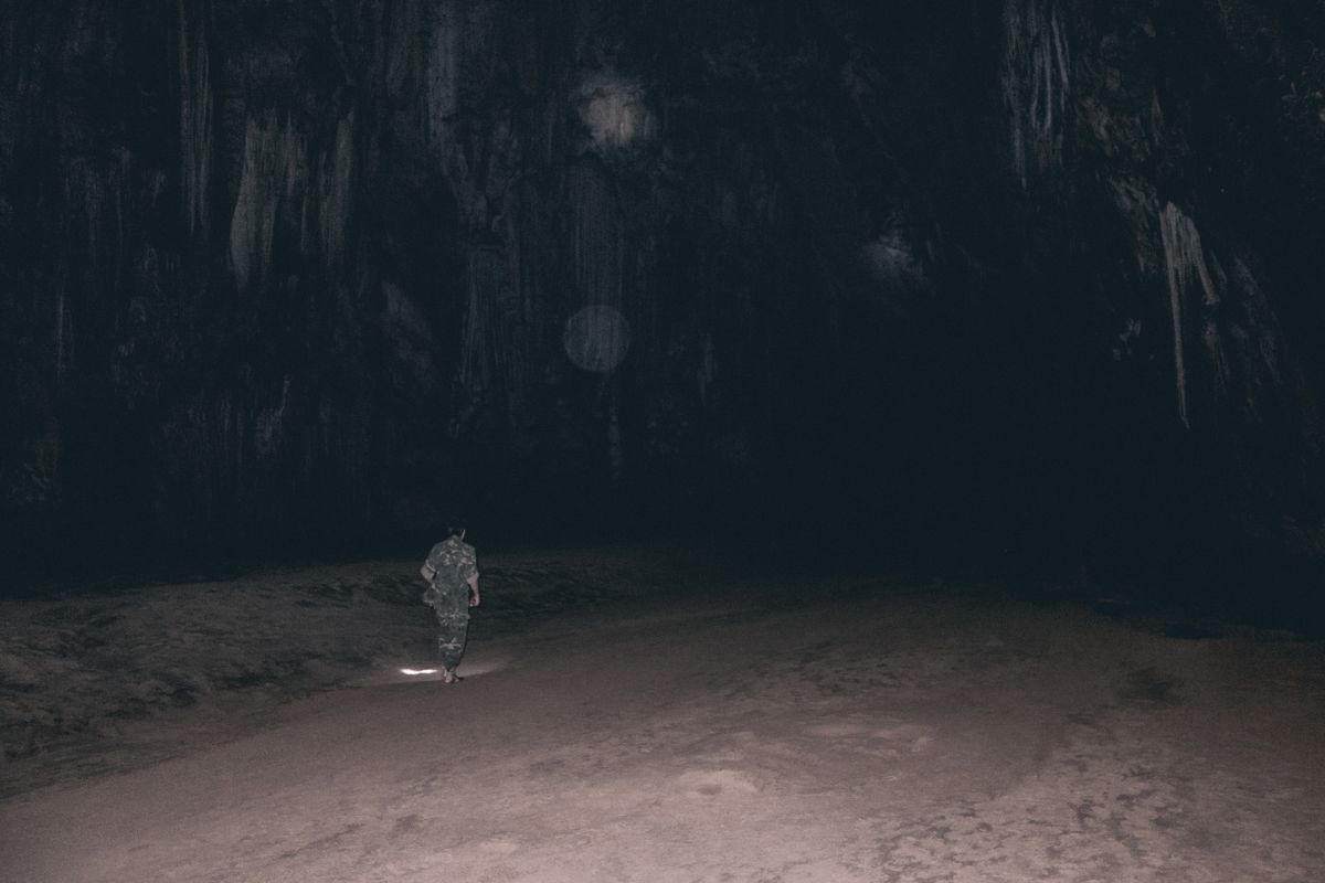 Hướng dẫn viên dẫn đường vào hang tối trong Động Thiên Đường ở Phong Nha