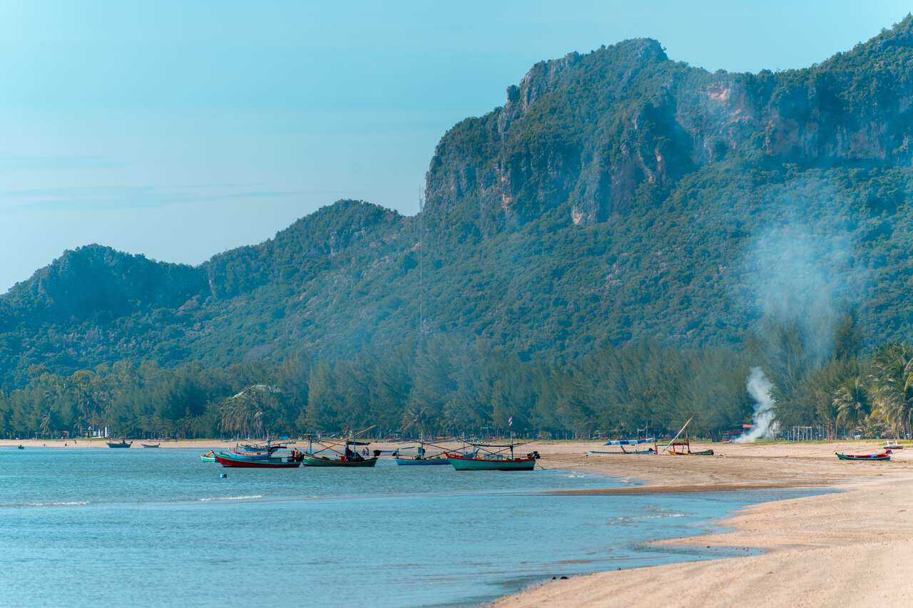 Bãi biển Sam Roi Yot với một ngọn núi phía sau ở Hua Hin, Thái Lan