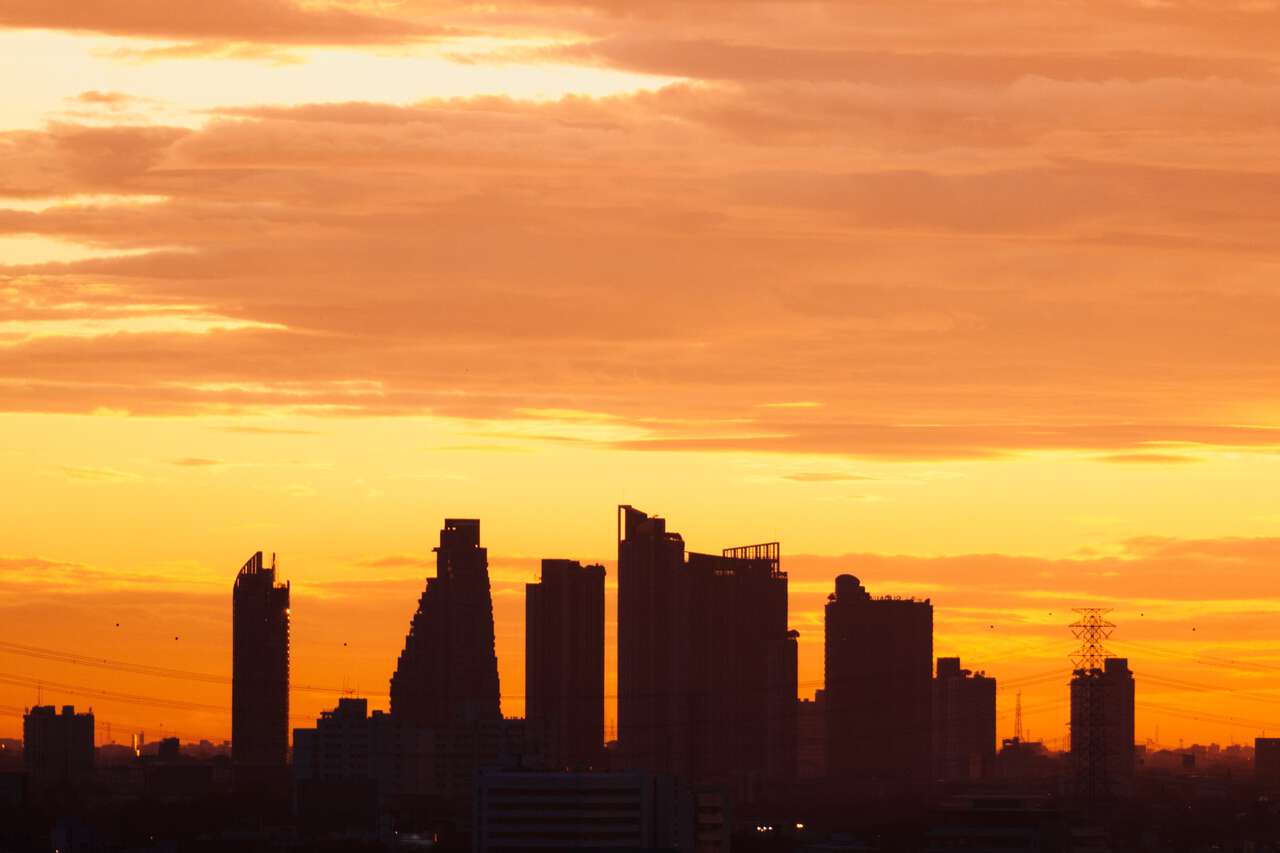 Cảnh quan thành phố Bangkok trước bầu trời màu cam trong hoàng hôn