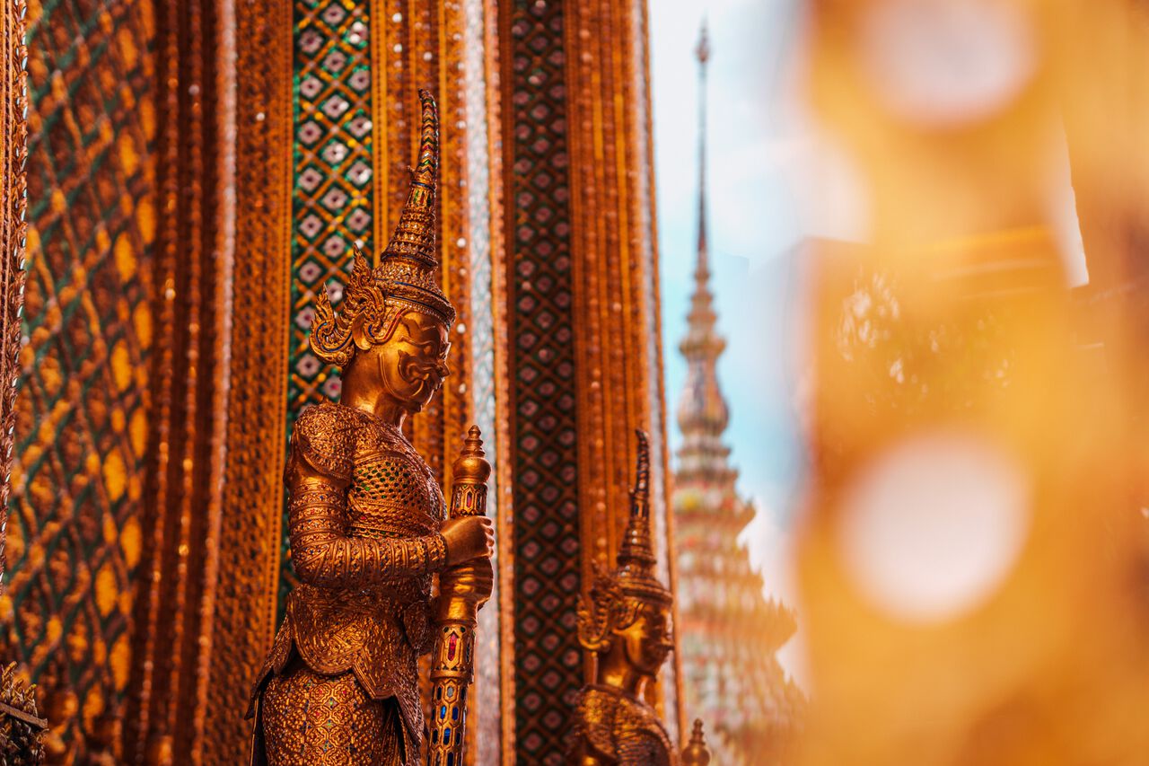 Ảnh chụp mẫu từ ống kính Sigma 56mm F1.4 của một bức tượng trong Grand Palace ở Bangkok.