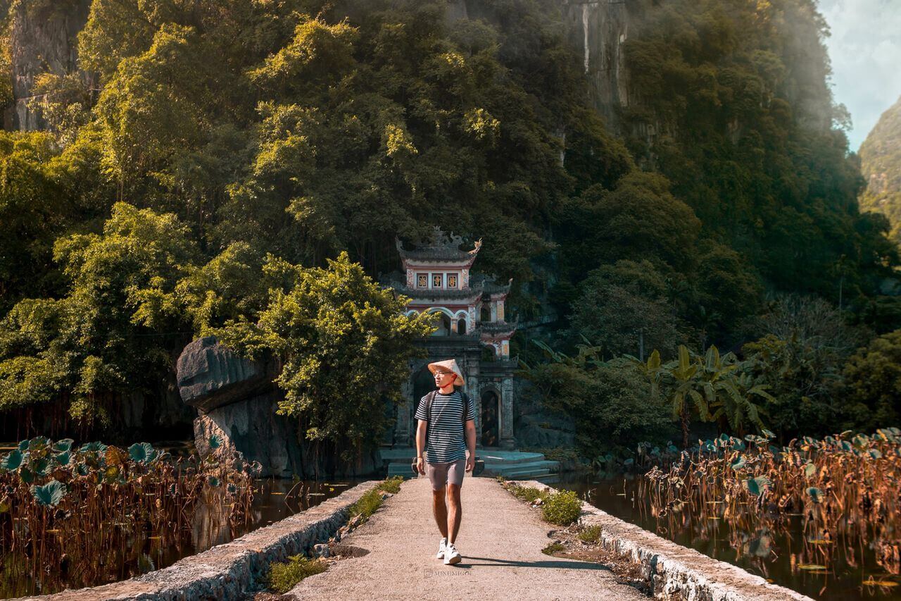 Một người đi dạo cổng chùa Bích Động Ninh Bình