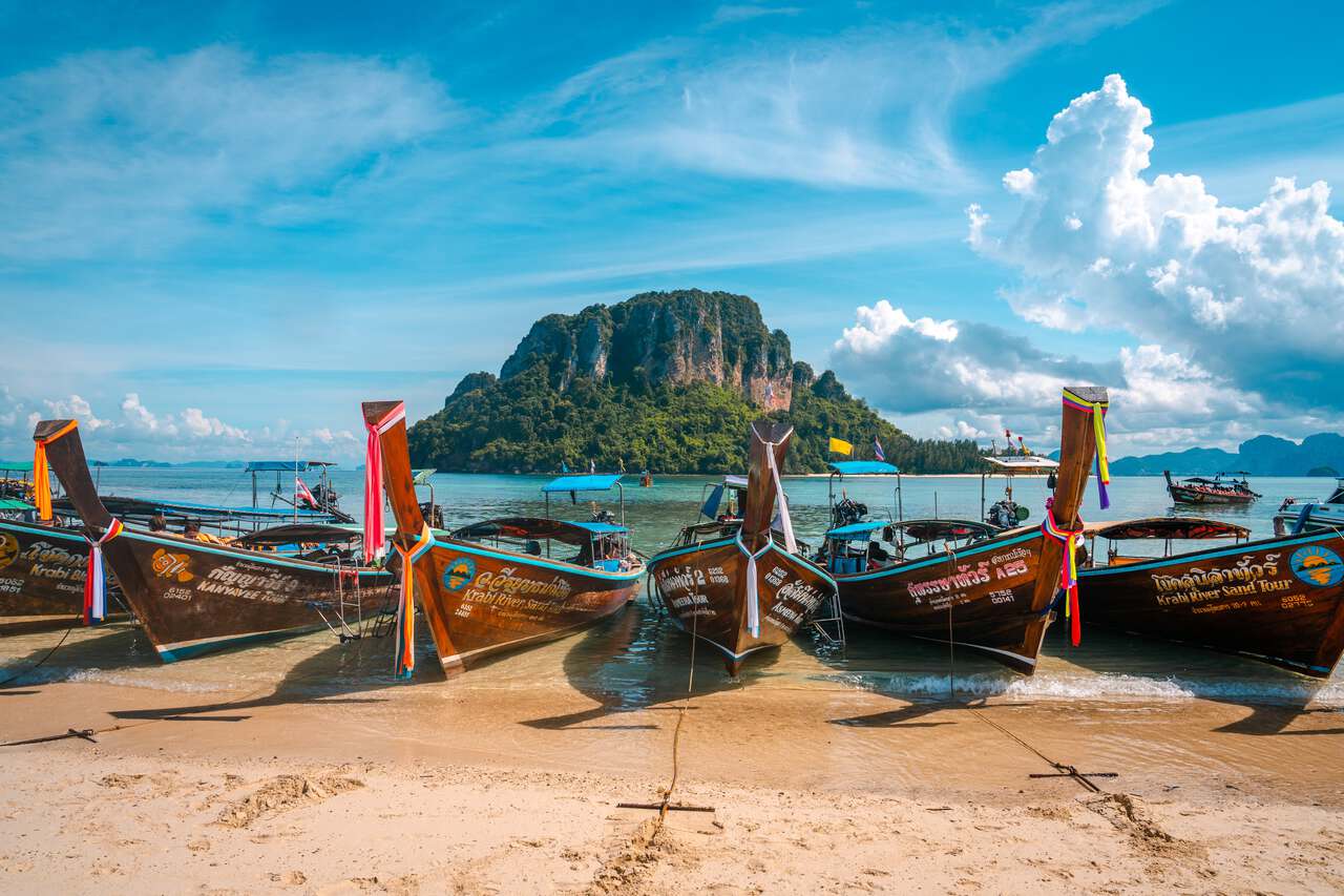 Một hàng thuyền đuôi dài trên bãi biển ở Đảo Tup, Krabi
