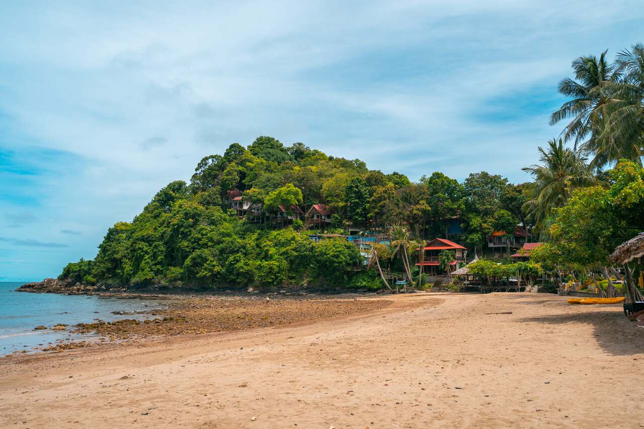 Một khách sạn trên vách đá ở Bãi biển Bakantiang ở Ko Lanta