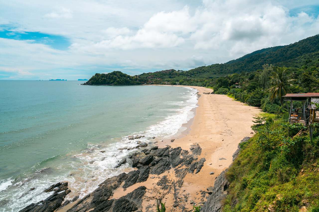 Bãi biển Bakantiang nhìn từ một góc nhìn ở Ko Lanta