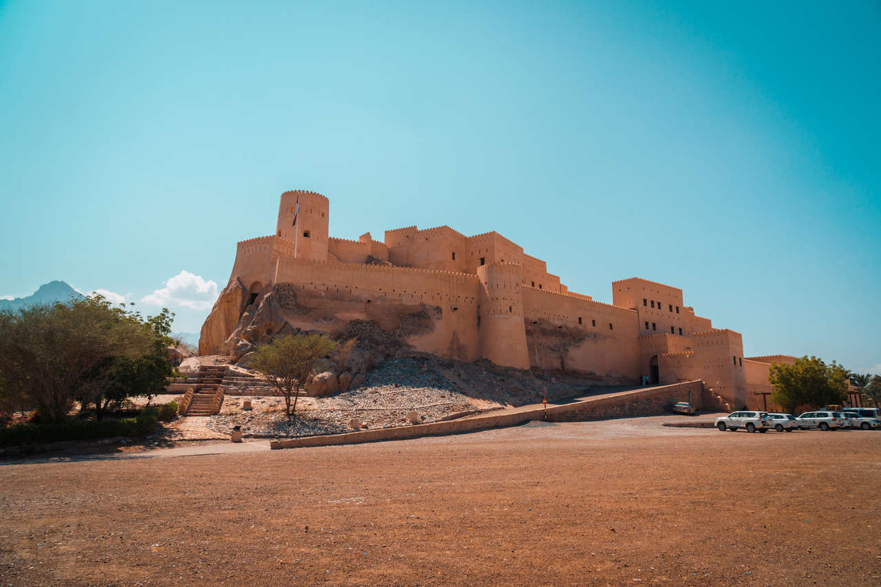 Pháo đài Nakhal nhìn từ xa ở Oman