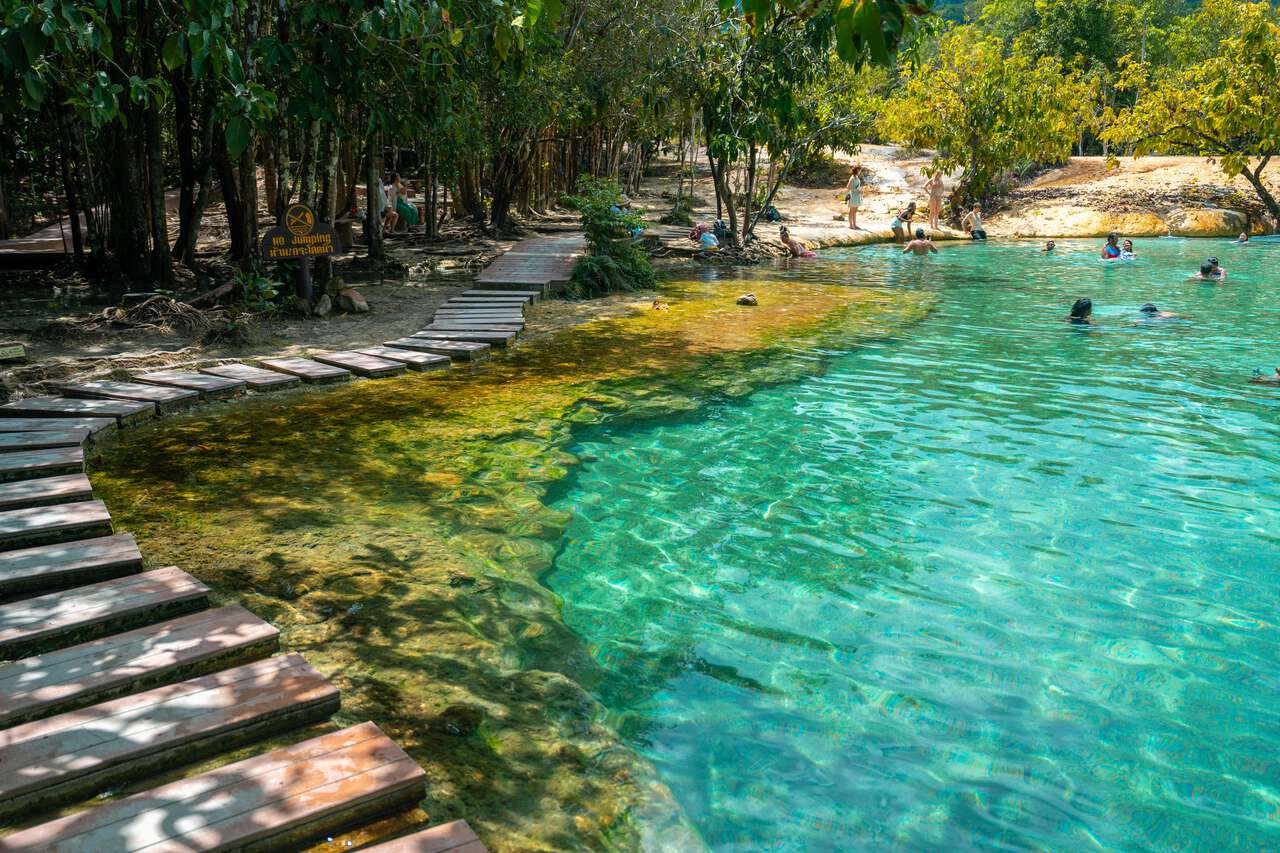 Hồ bơi ngọc lục bảo ở Krabi