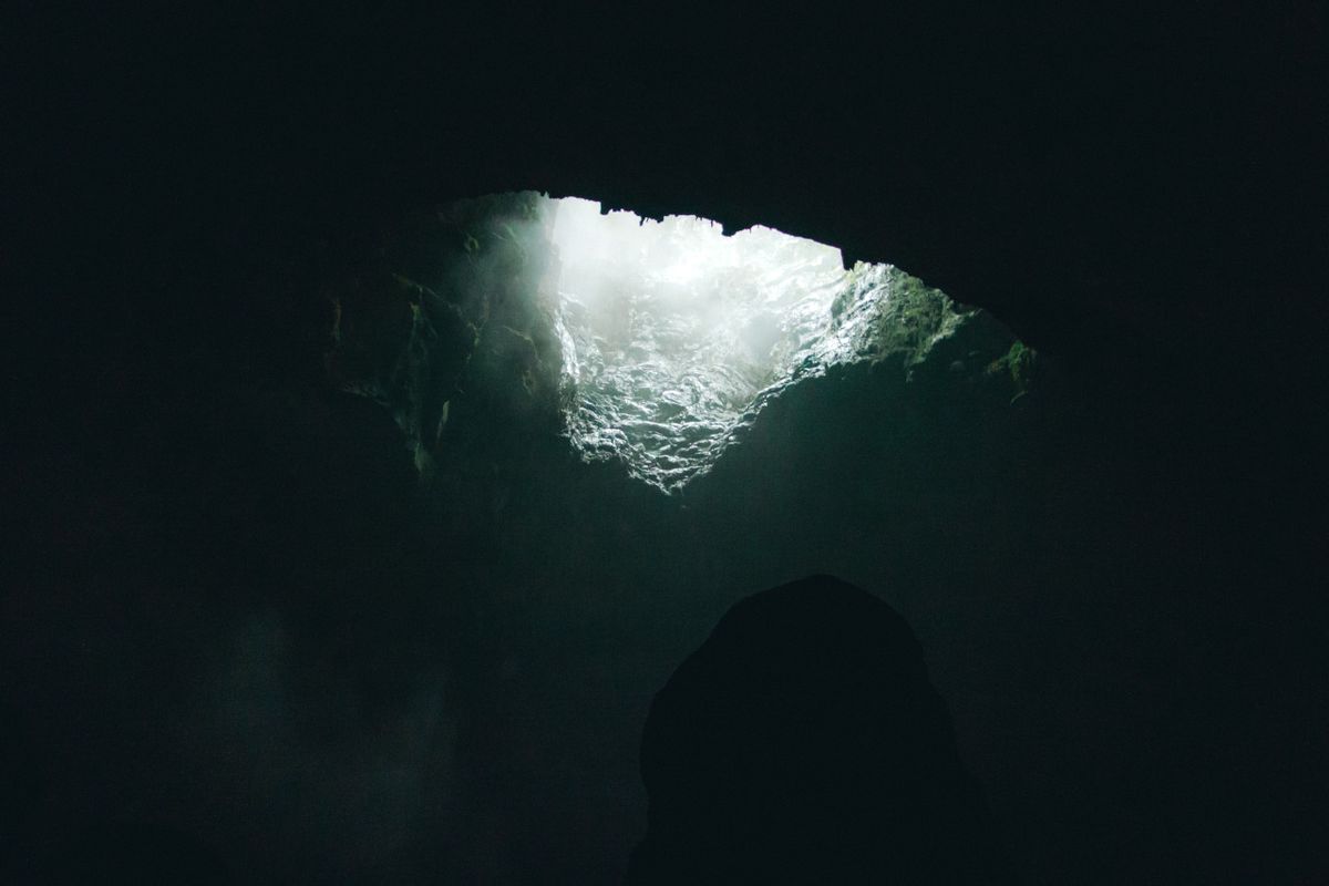 Lỗ ban ngày bên trong hang động ở Động Thiên Đường, Phong Nha