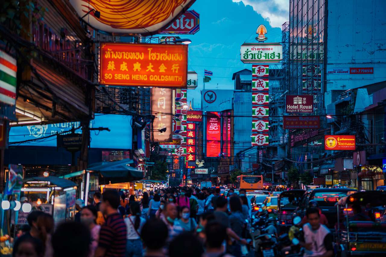 Một con phố đông đúc của Chinatown ở Bangkok