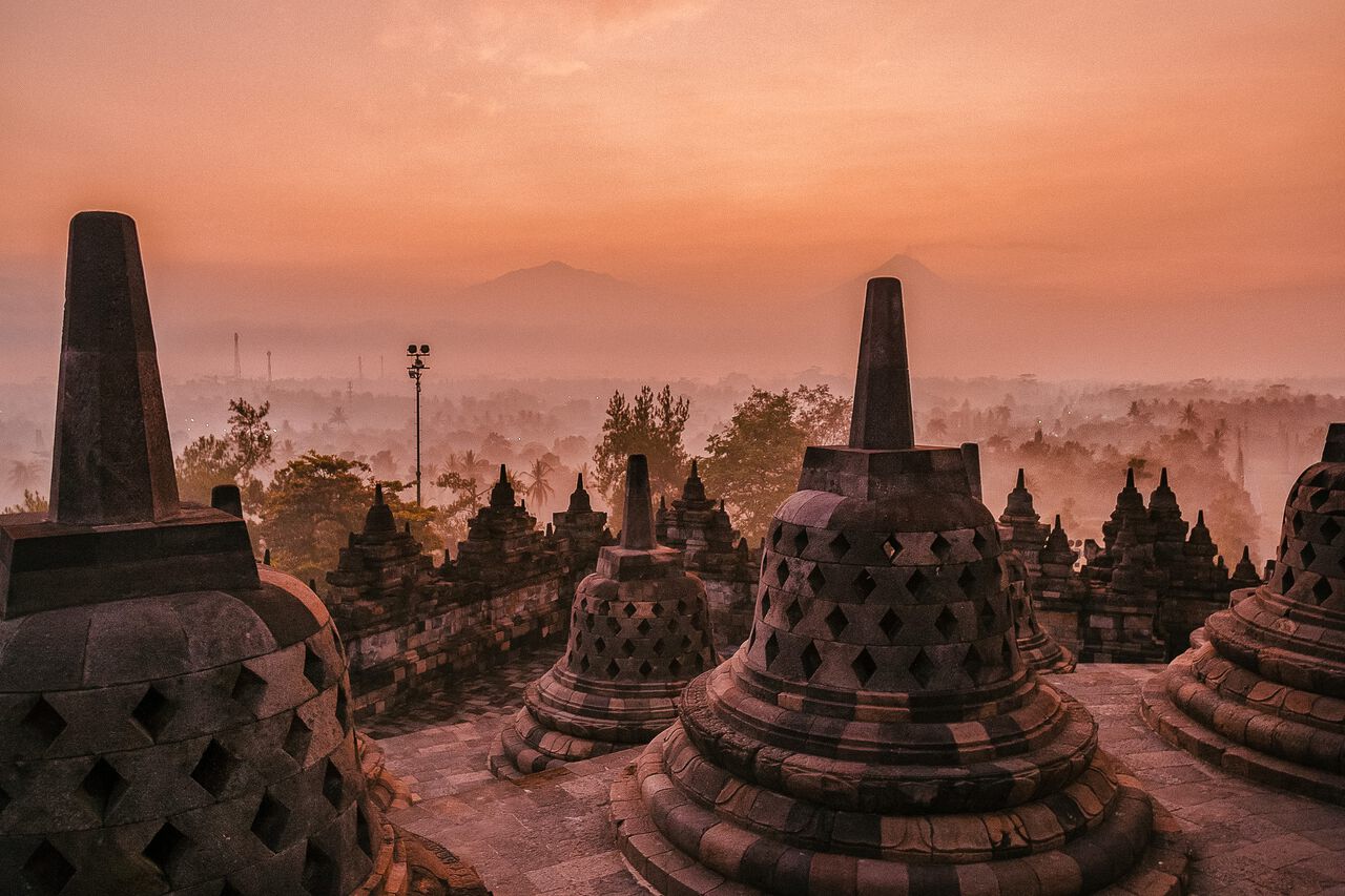 Bảo tháp Borobudur lúc mặt trời mọc ở Yogyakarta