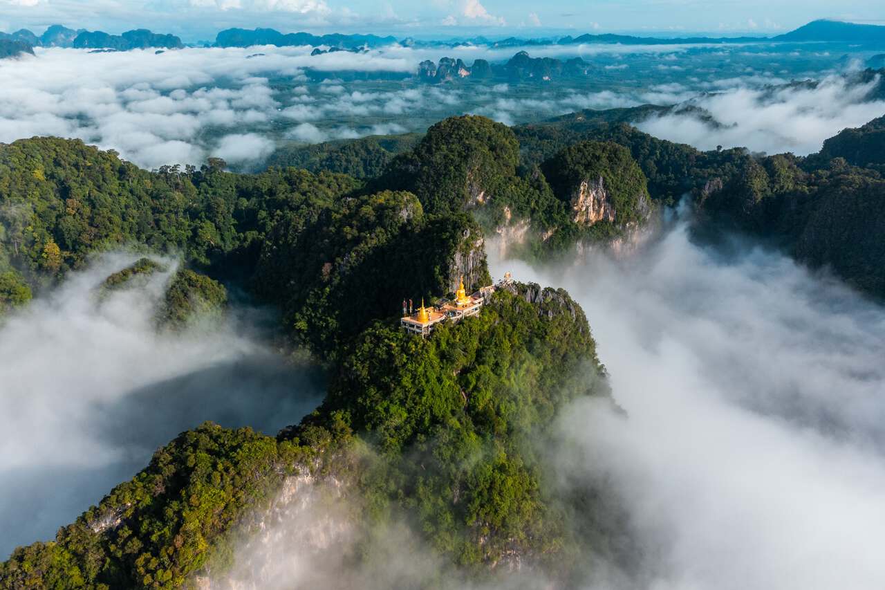Quan điểm Wat Tham Suea được bao quanh bởi biển sương mù ở Krabi