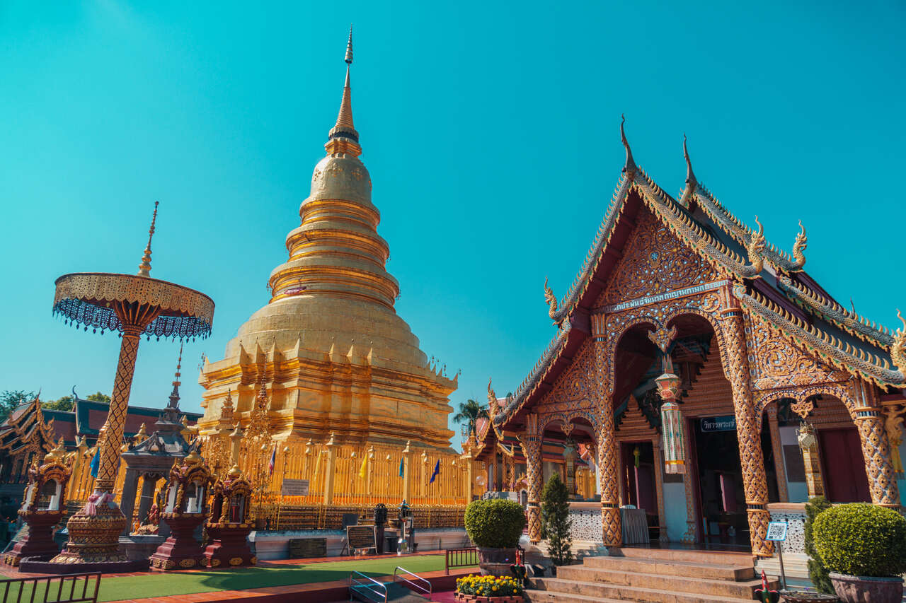 Bên ngoài của Wat Phra That Hariphunchai ở Lamphun, Thái Lan.