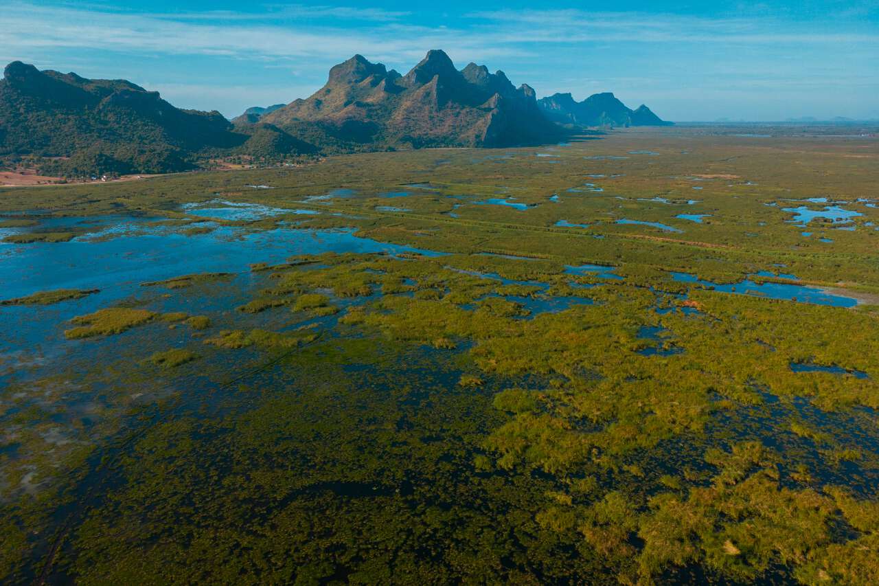 Ảnh chụp từ trên không vùng đất ngập nước xung quanh Công viên Quốc gia Sam Roi Yot ở Hua Hin, Thái Lan