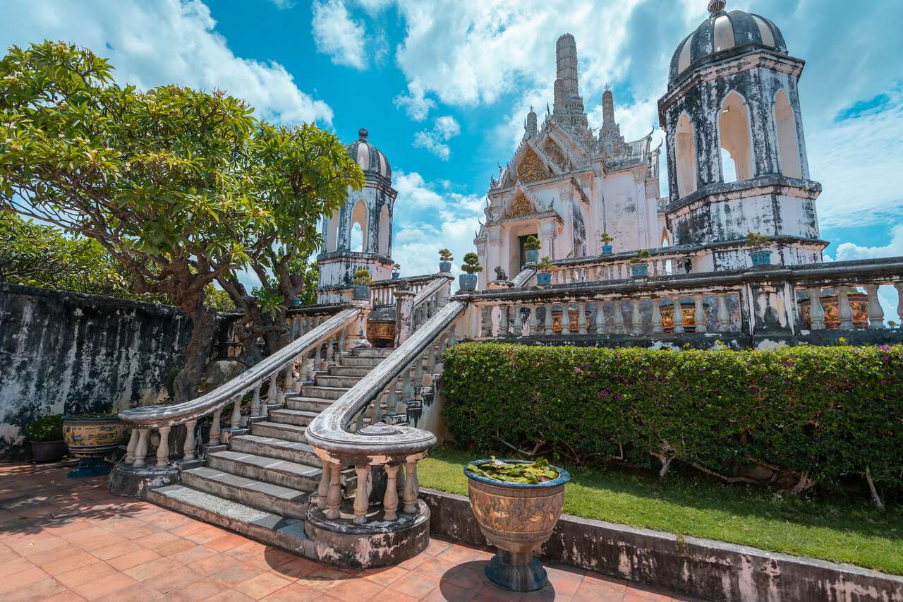 Cầu thang đi lên lâu đài ở Phra Nakhon Khiri (Khao Wang) ở Phetchaburi, Thái Lan