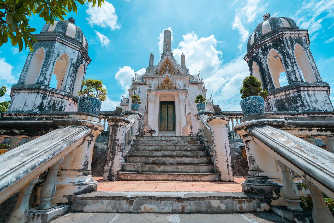 Cầu thang lên lâu đài trắng ở Phra Nakhon Khiri (Khao Wang) ở Phetchaburi, Thái Lan
