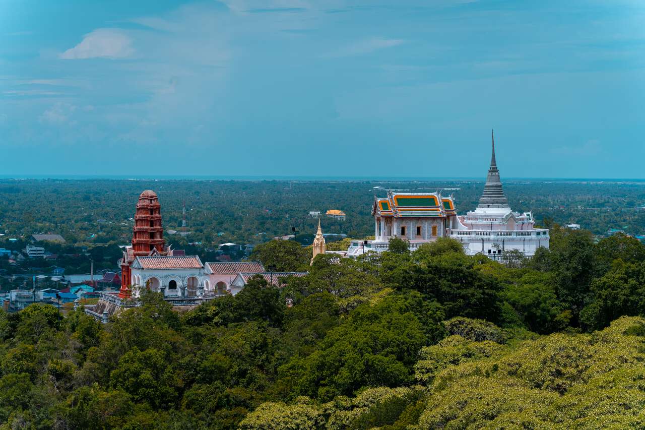 Những ngôi chùa trên núi nhìn từ Phra Nakhon Khiri (Khao Wang) ở Phetchaburi, Thái Lan