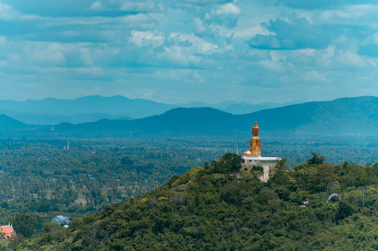 Tượng Phật trên đỉnh núi ở Phetchaburi