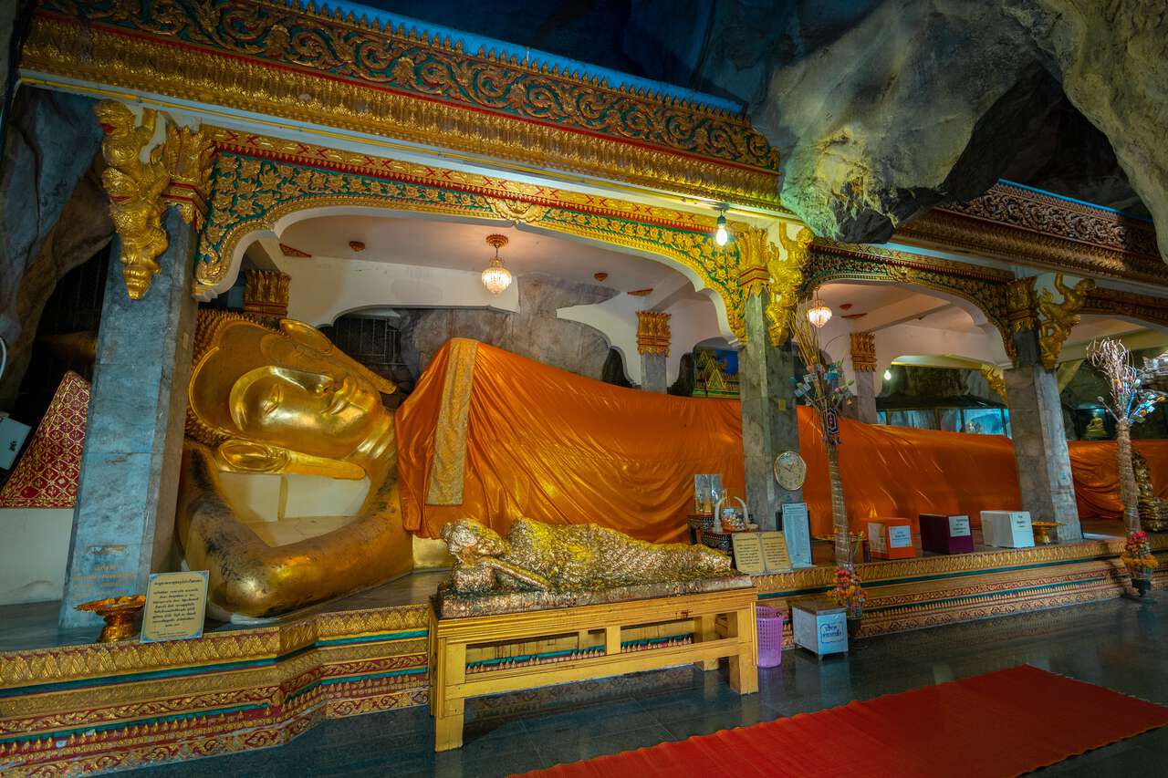 Tượng Phật nằm bên trong hang Tham Khao Yoi ở Phetchaburi, Thái Lan