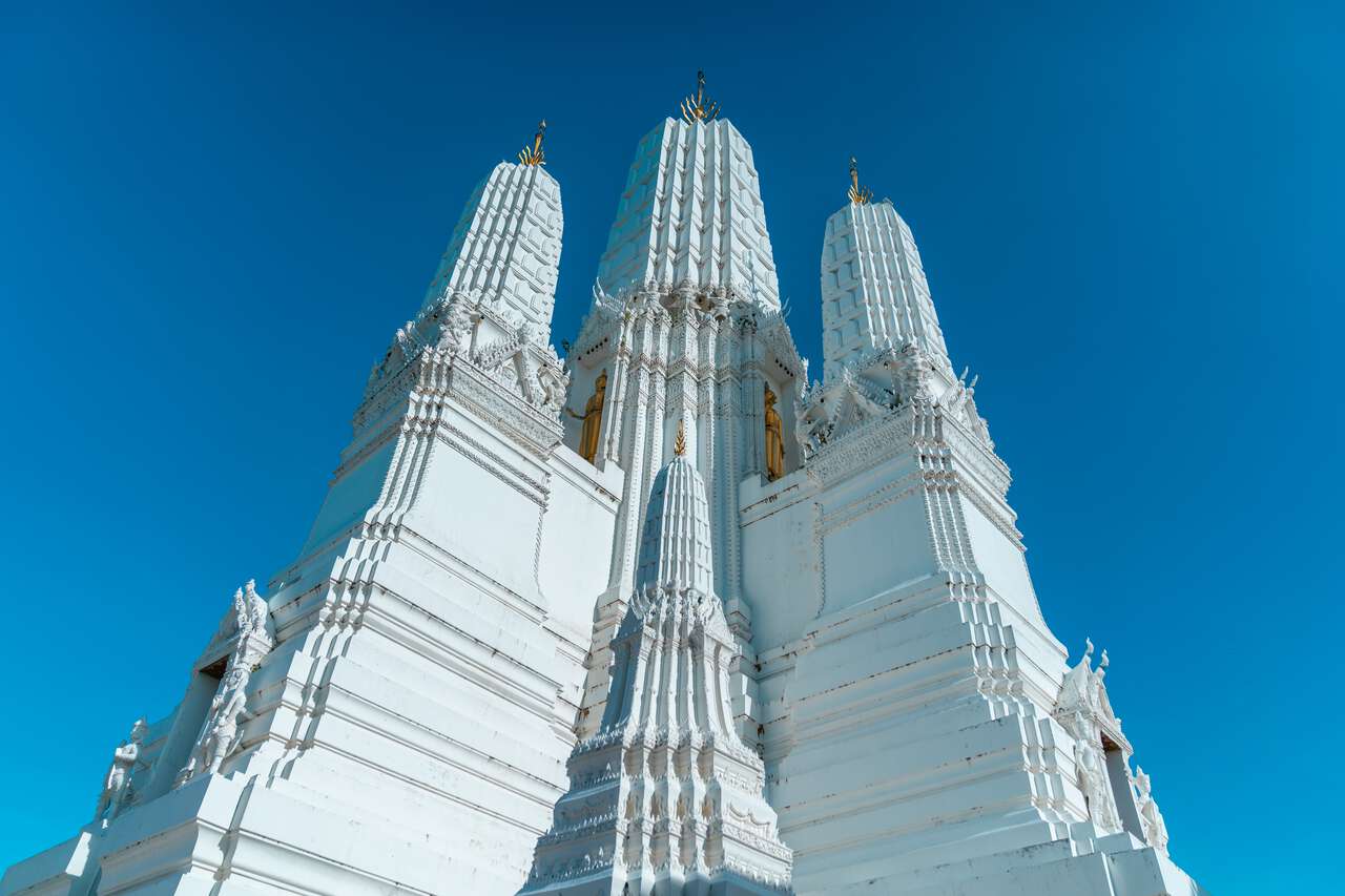 5 ngôi chùa trắng ở Wat Mahathat Worawihan ở Phetchaburi, Thái Lan