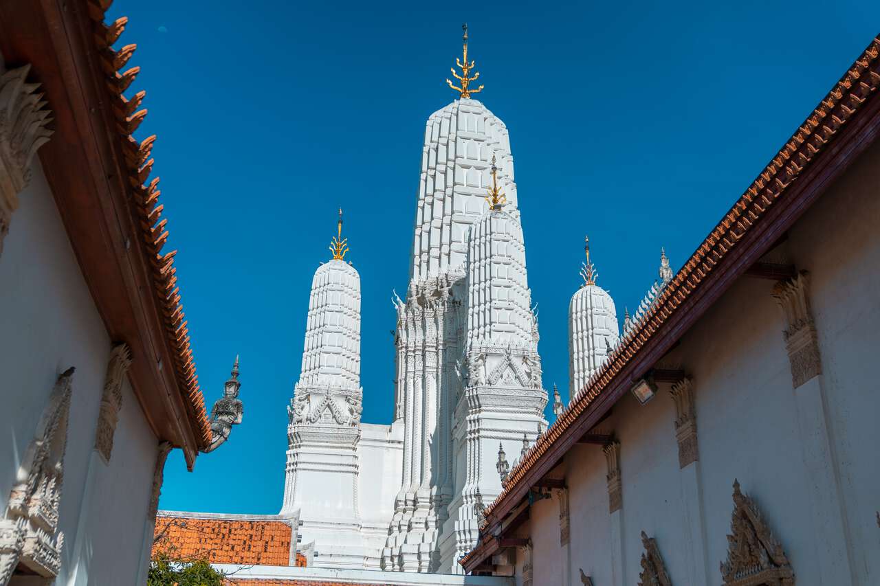 Những ngôi chùa trắng nhìn từ sân chùa Wat Mahathat Worawihan ở Phetchaburi, Thái Lan