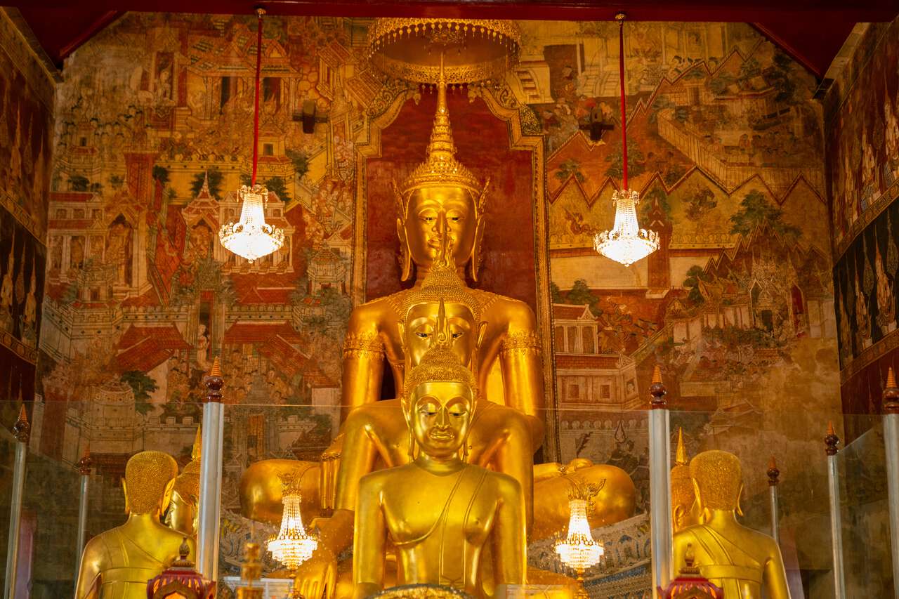 Tượng Phật tại chùa Wat Mahathat Worawihan ở Phetchaburi, Thái Lan
