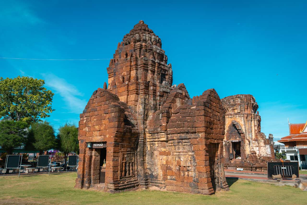 Một tàn tích cũ ở Wat Kamphaeng Laeng ở Phetchaburi, Thái Lan