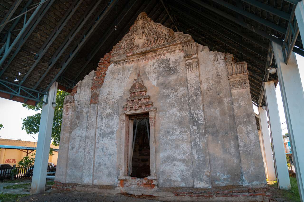 Mặt tiền cổ kính được bảo tồn tốt của chùa Wat Phai Lom ở Phetchaburi, Thái Lan