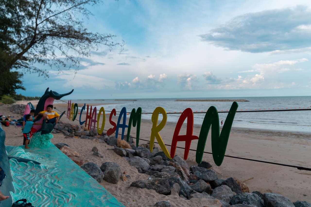 Dấu hiệu bãi biển Chao Samran ở Phetchaburi, Thái Lan