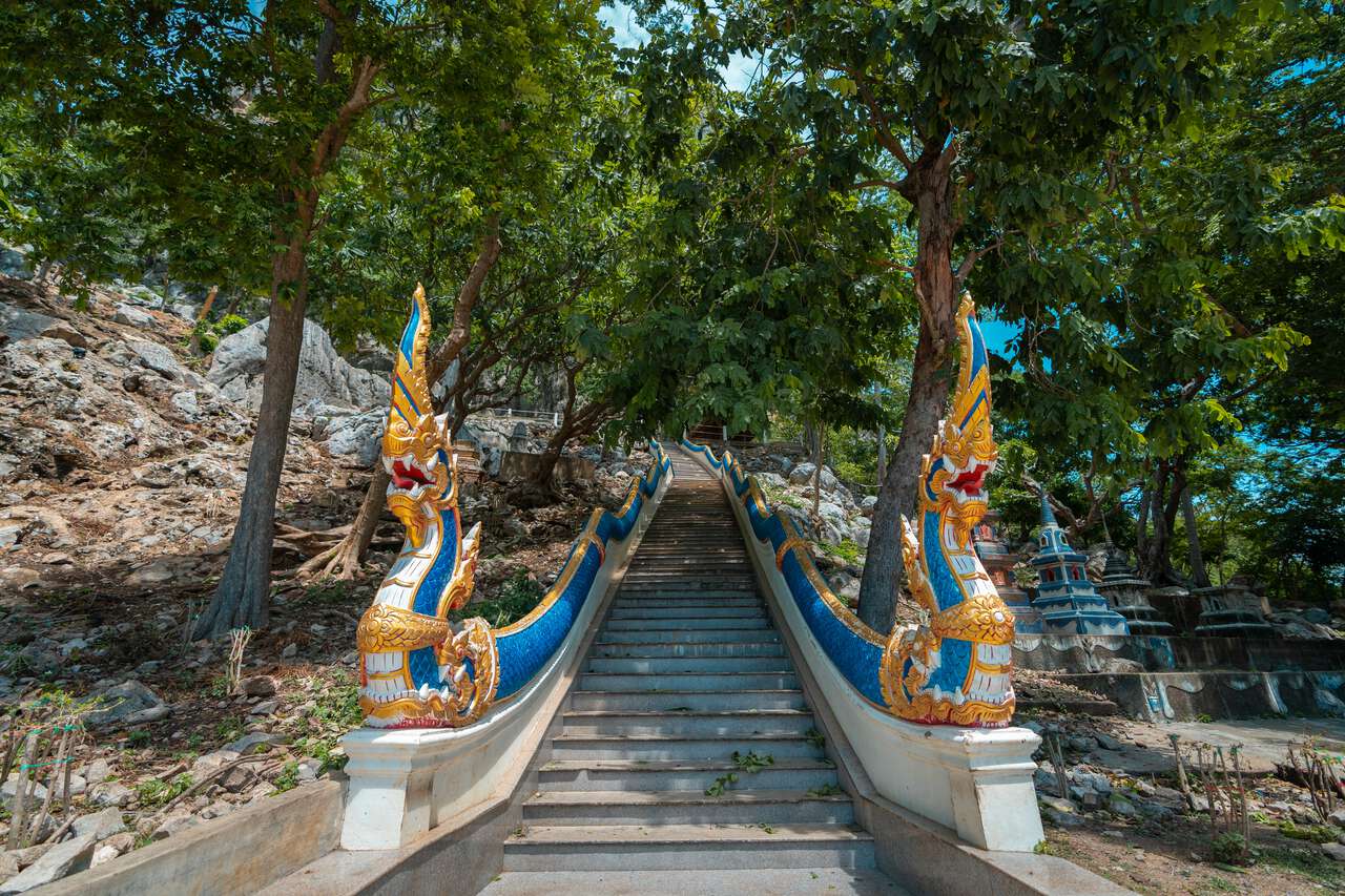 Đường lên núi Tham Khao Yoi ở Phetchaburi, Thái Lan
