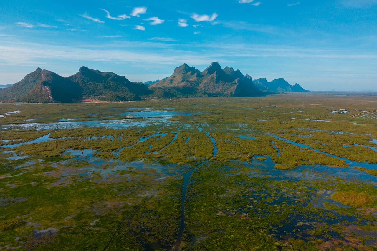 Một cảnh quay từ trên không của Vườn quốc gia Sam Roi Yot ở Hua Hin, Thái Lan