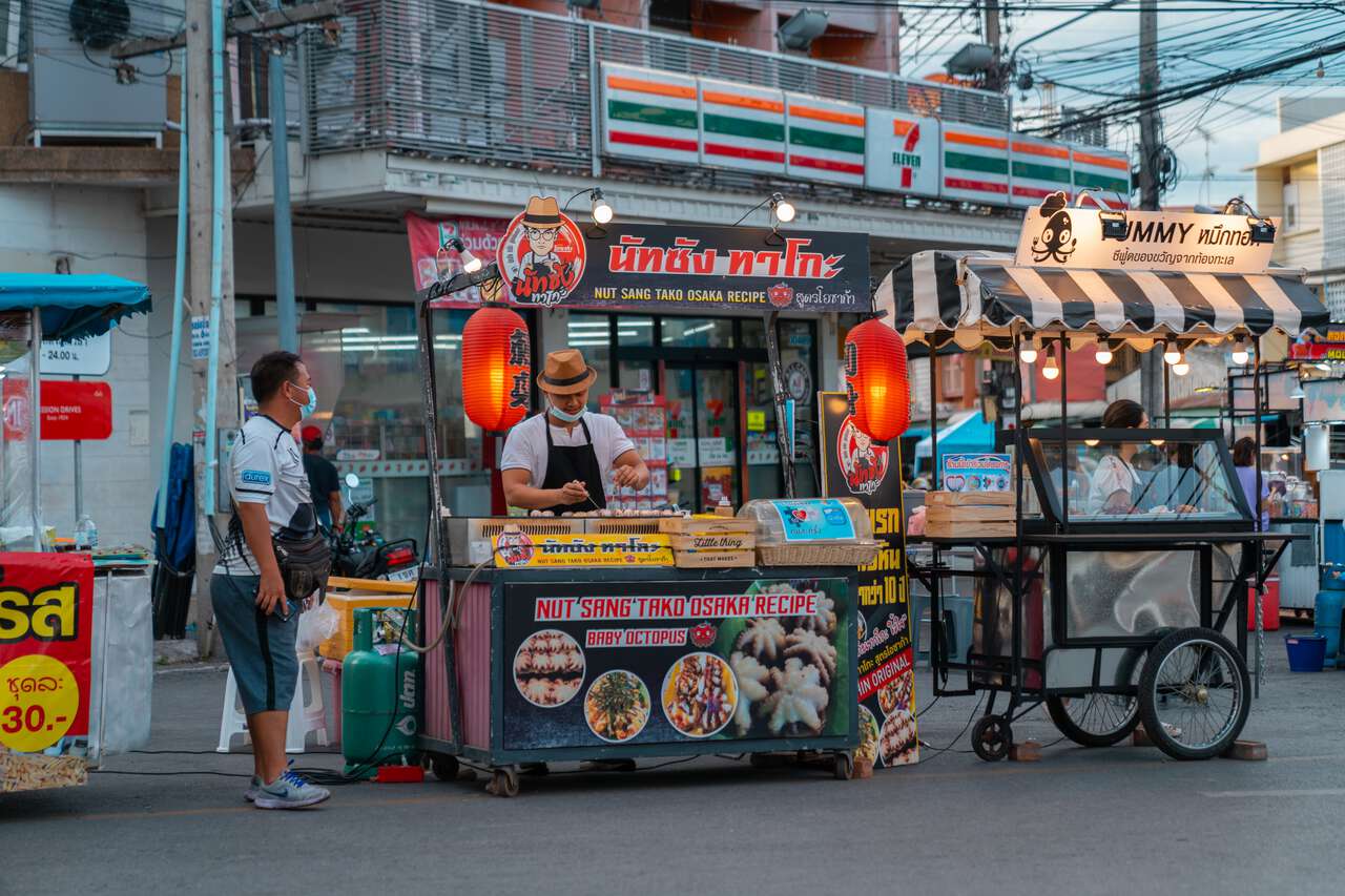 Xe thức ăn đường phố tại chợ đêm Hua Hin ở Thái Lan