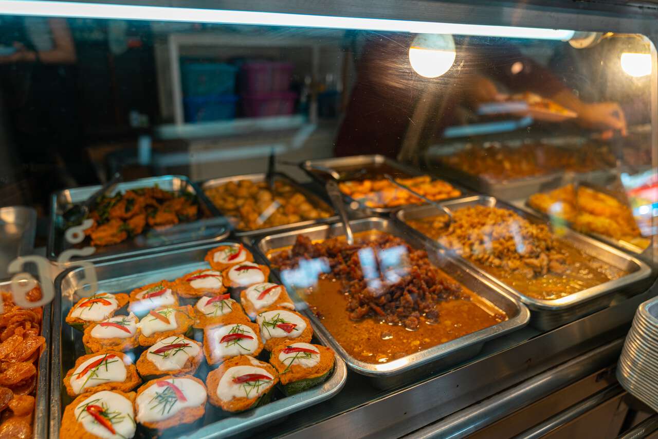 Bát thức ăn để lựa chọn tại Nhà hàng cơm và cà ri Mae Luan ở Phetchaburi, Thái Lan