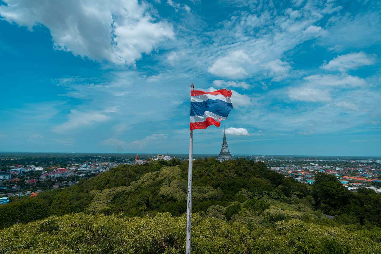 Một lá cờ Thái Lan trên đỉnh Khao Wang ở Phetchaburi, Thái Lan