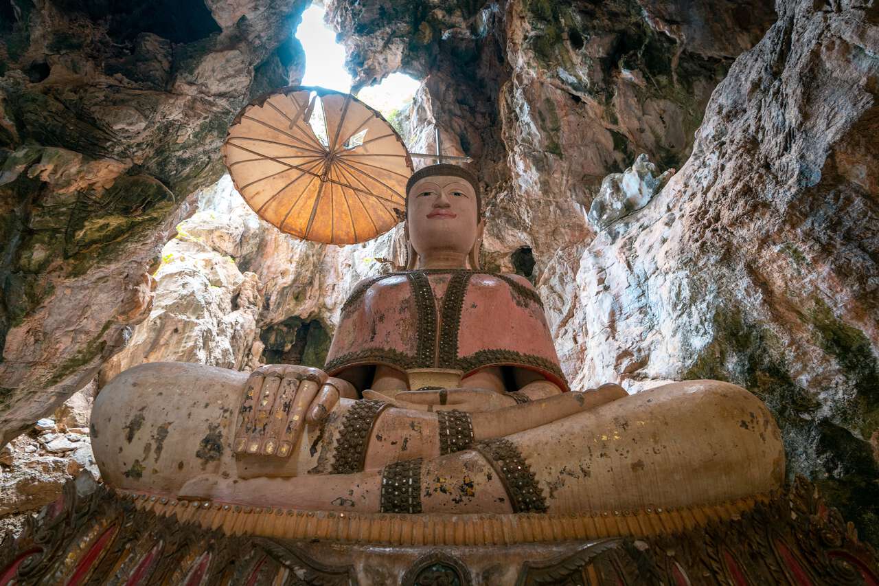 Tượng Phật ngồi bên trong một hang động ở núi Tham Khao Yoi ở Phetchaburi, Thái Lan