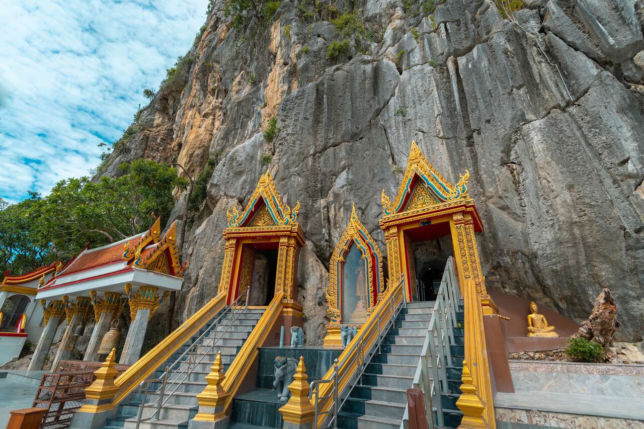 Cổng vào hang Tham Khao Yoi Temple ở Phetchaburi, Thái Lan