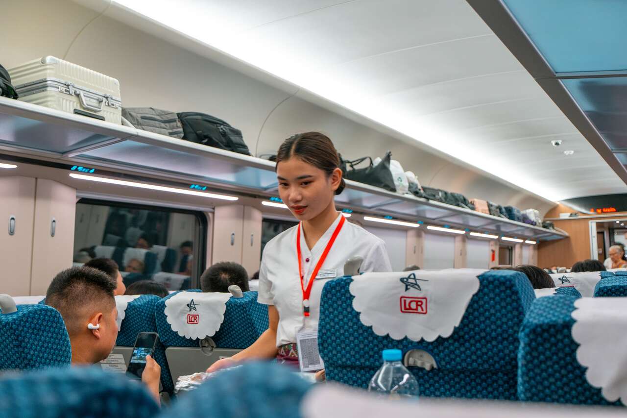 Nữ phục vụ trên tàu cao tốc Lào-Trung
