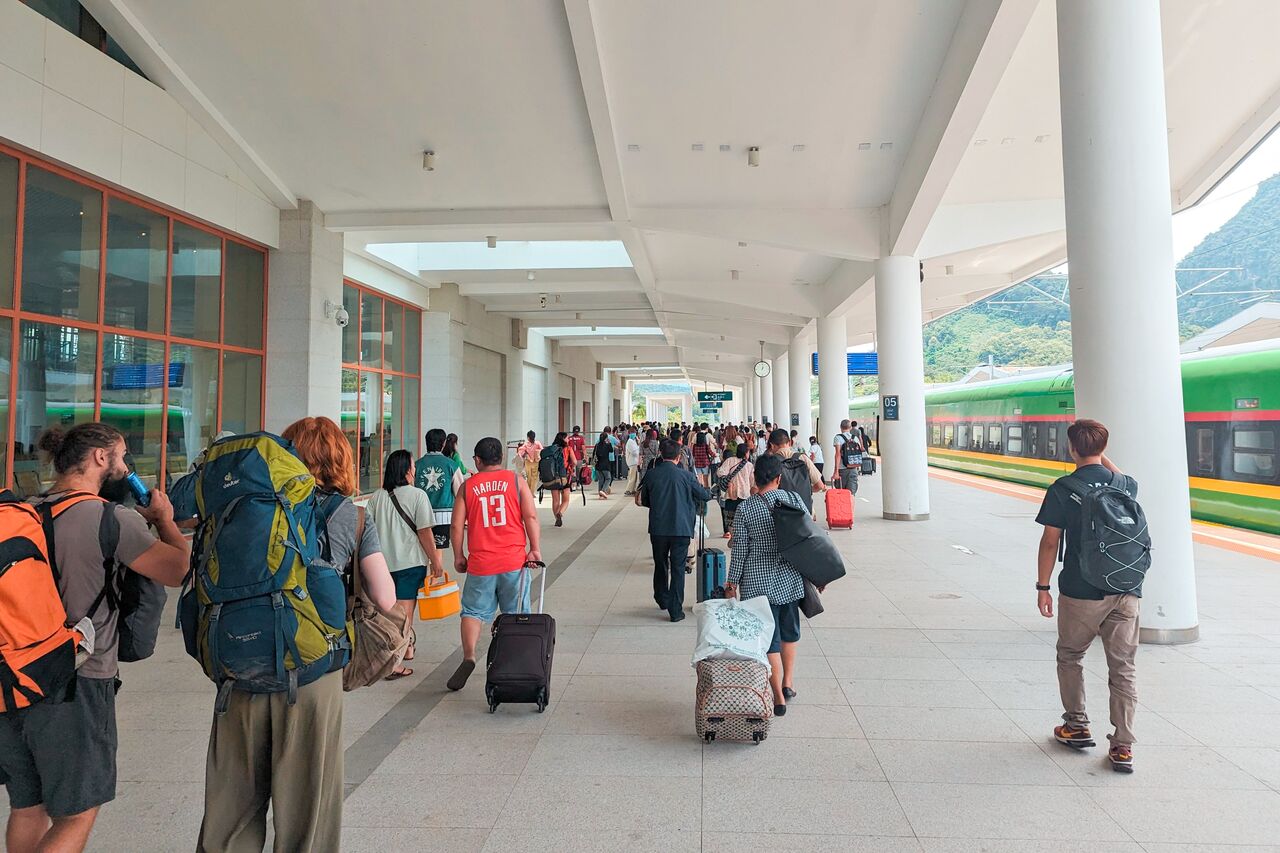 Người dân tại ga tàu cao tốc Lào-Trung