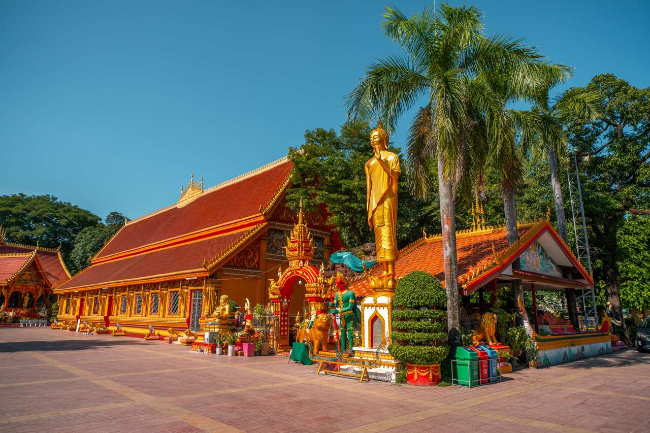 Ngôi chùa đầy màu sắc Wat Si Muang ở Viêng Chăn